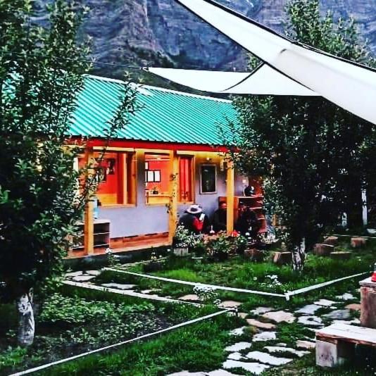 Bed and Breakfast Flying Monk Huts And Restaurant