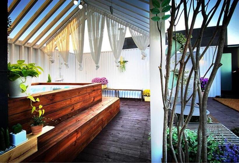 Hotel Garden Pool Villa Lee Chung Jung