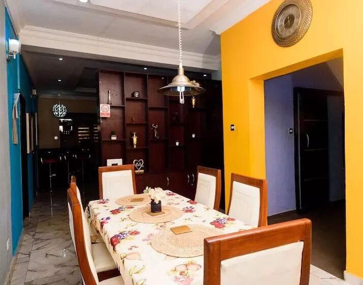 پانسیون D Tavern Apartment