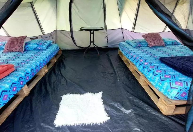 Aamiaismajoitus (B&B) Rustico Arenal Glamping & Rooms