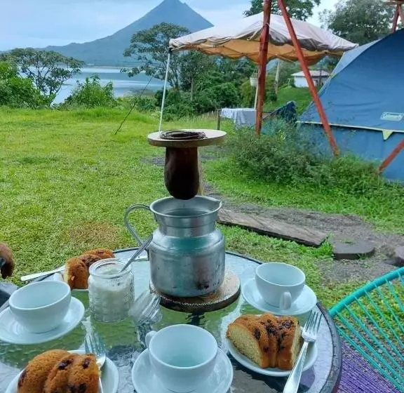 Aamiaismajoitus (B&B) Rustico Arenal Glamping & Rooms