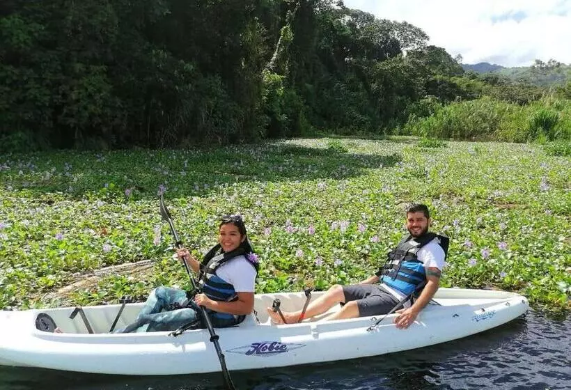 Aamiaismajoitus (B&B) Rustico Arenal Glamping & Rooms