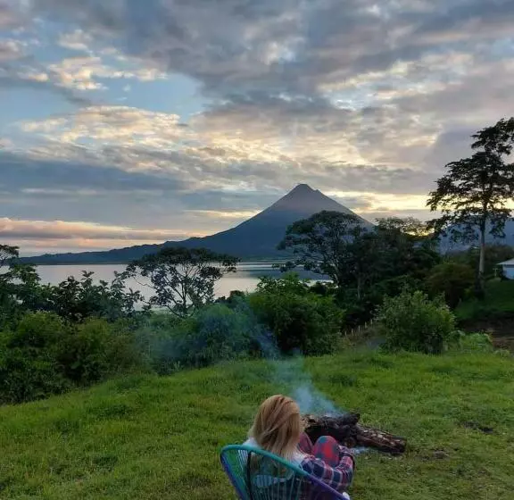 Aamiaismajoitus (B&B) Rustico Arenal Glamping & Rooms