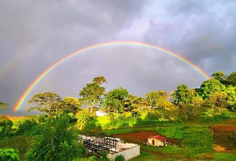 Aamiaismajoitus (B&B) Rustico Arenal Glamping & Rooms