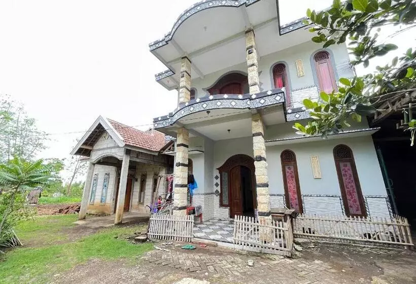 Hotelli Spot On 93423 Kost Berkah