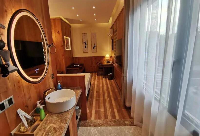 بنسيون 枕窗听雨客栈