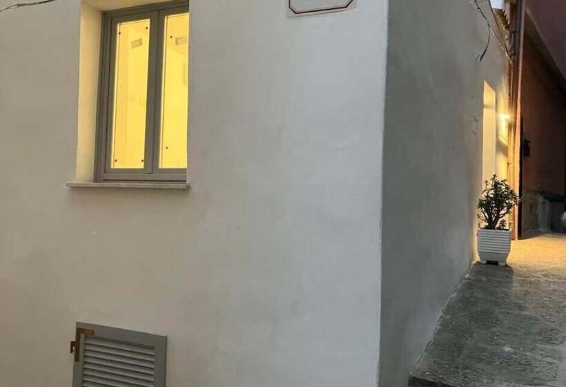 住宿加早餐  Residenza Nel Borgo L Appusentu