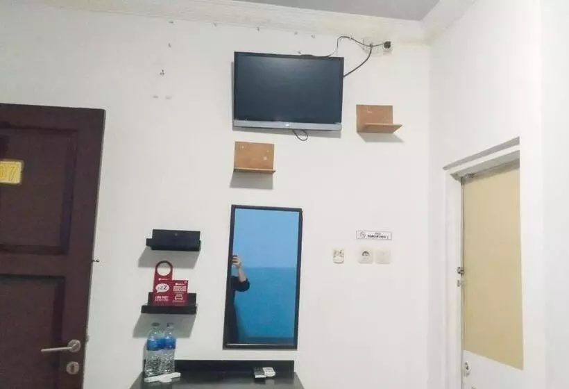 Hotelli Reddoorz Near Living Plaza Palembang