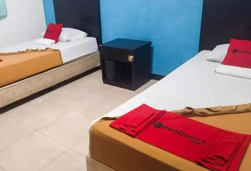 Hotelli Reddoorz Near Living Plaza Palembang