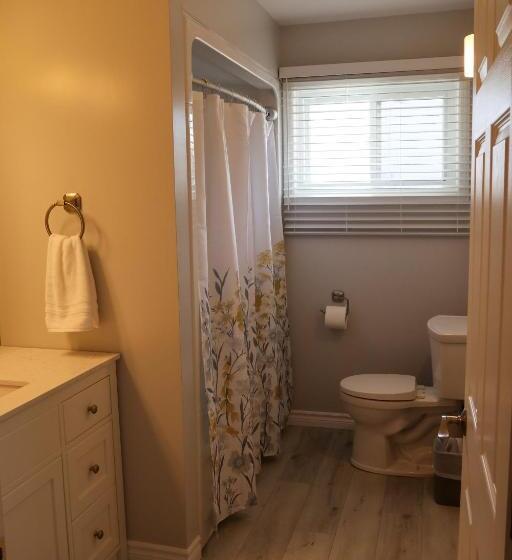 هاستل The Resurgo Room   5 Min Walk To Moncton Hospital