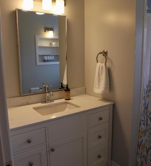 هاستل The Resurgo Room   5 Min Walk To Moncton Hospital