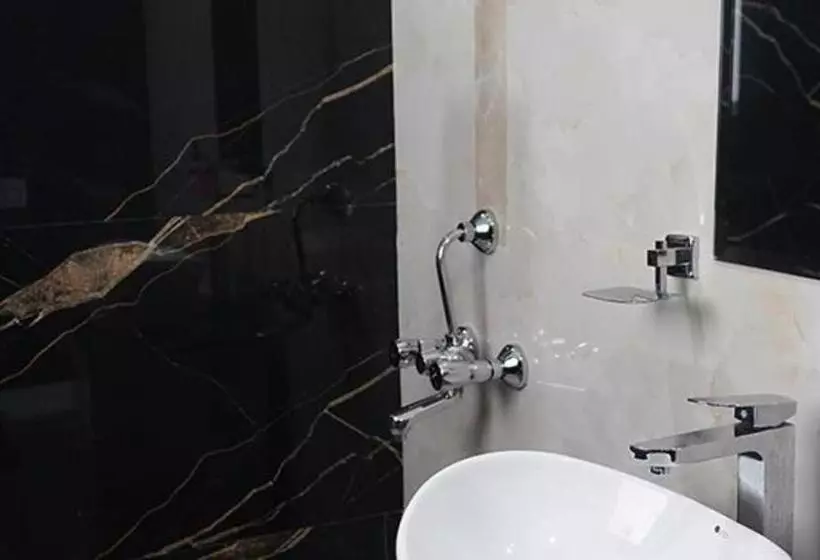 Fabhotel Flying Kiwi