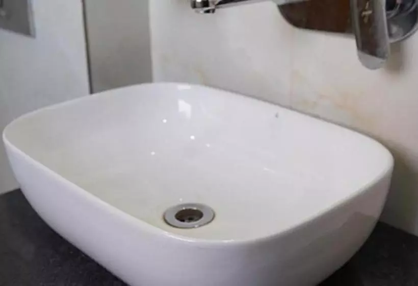 Fabhotel Flying Kiwi