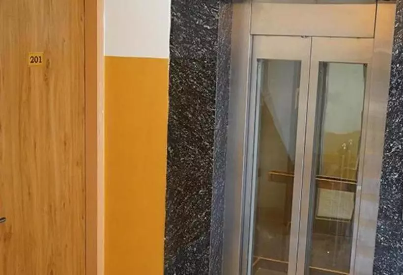 Fabhotel Flying Kiwi