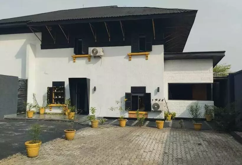 هتل The Crib Artist Residence