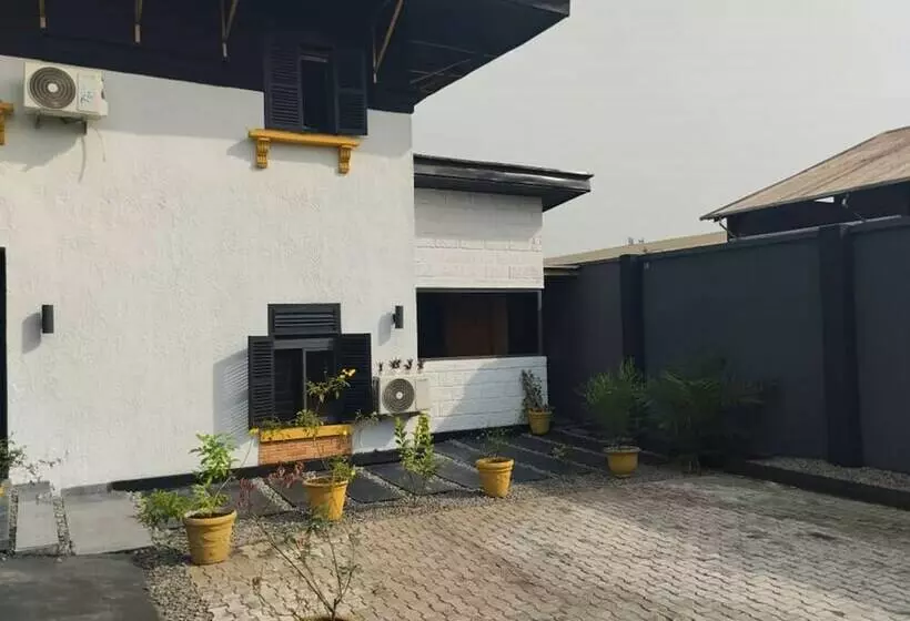 هتل The Crib Artist Residence