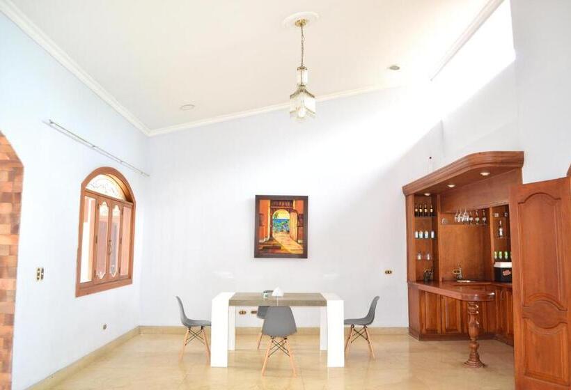 פנסיון Sun House