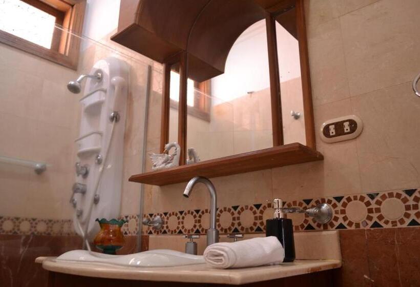 פנסיון Sun House