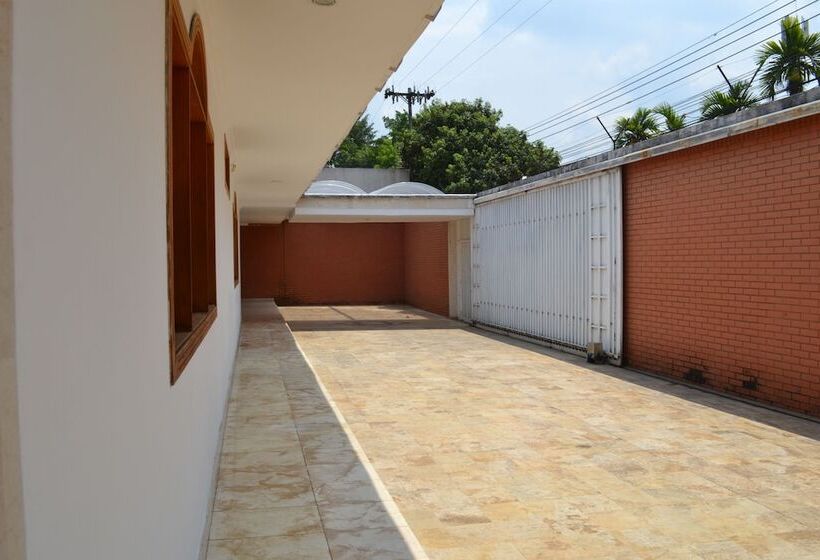 פנסיון Sun House