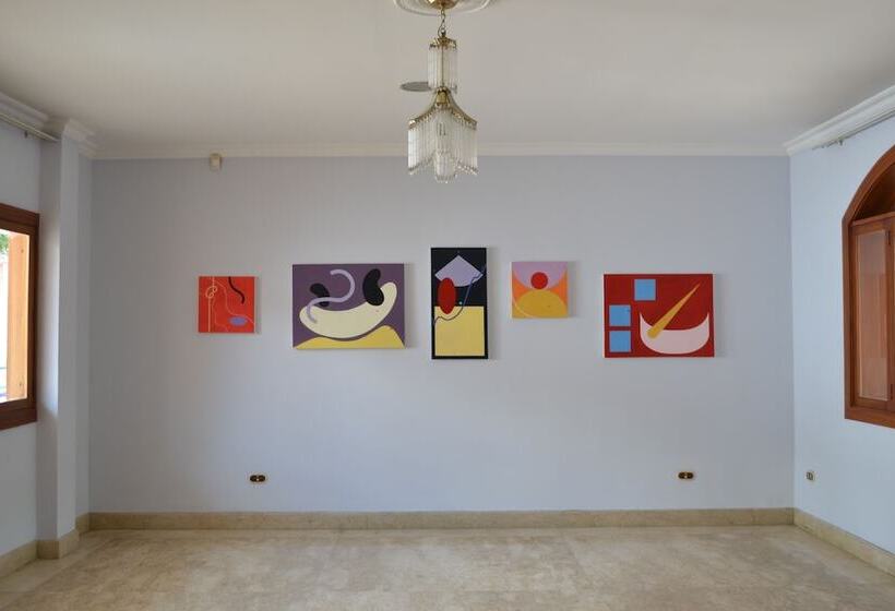 פנסיון Sun House