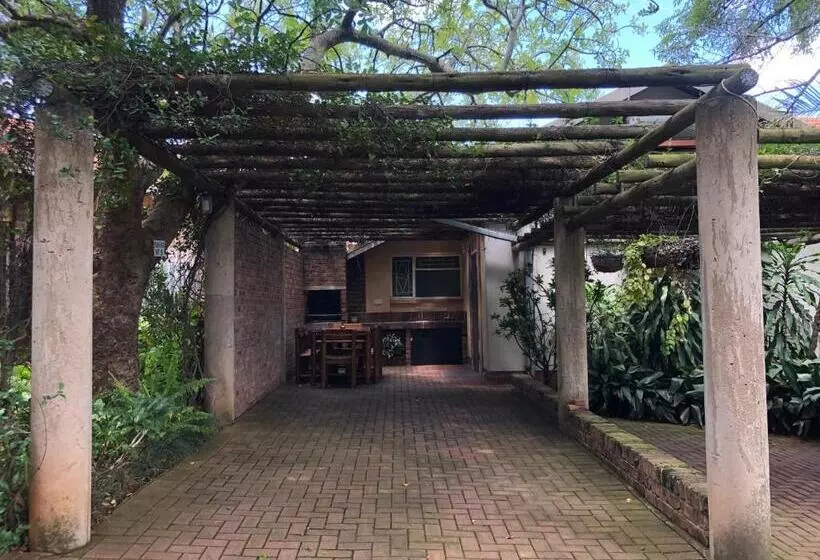 Hotelli Selati 103 Guest Cottages