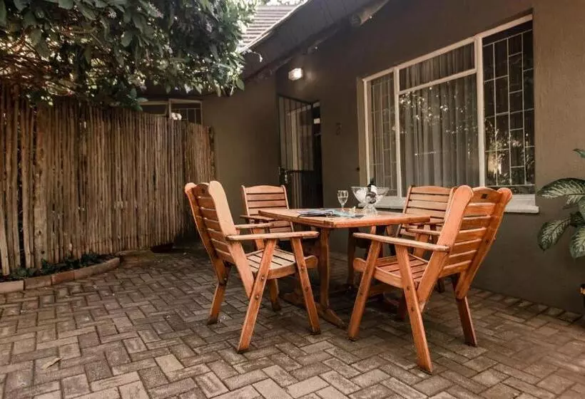 Hotelli Selati 103 Guest Cottages
