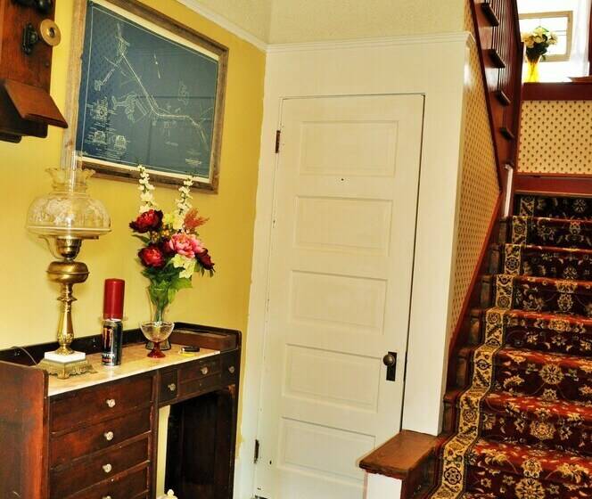 فندق Victorian Inn & Carriage House