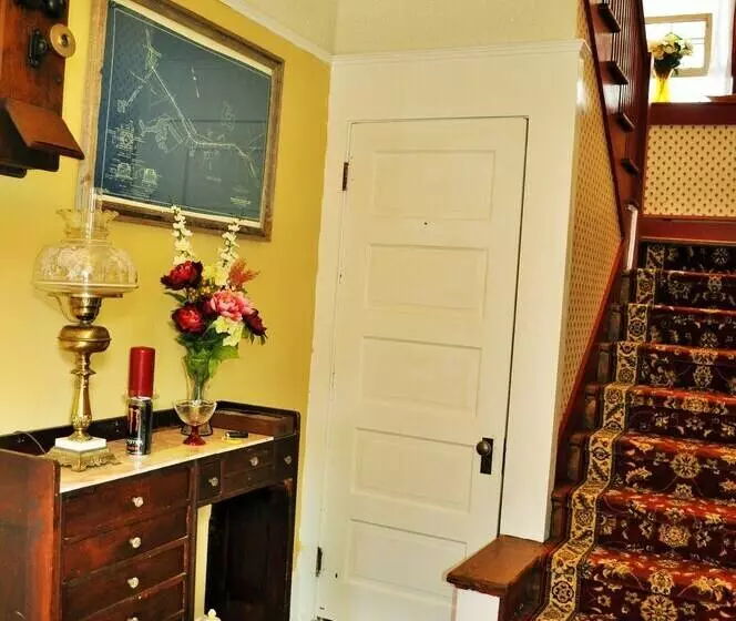 ホテル Victorian Inn & Carriage House