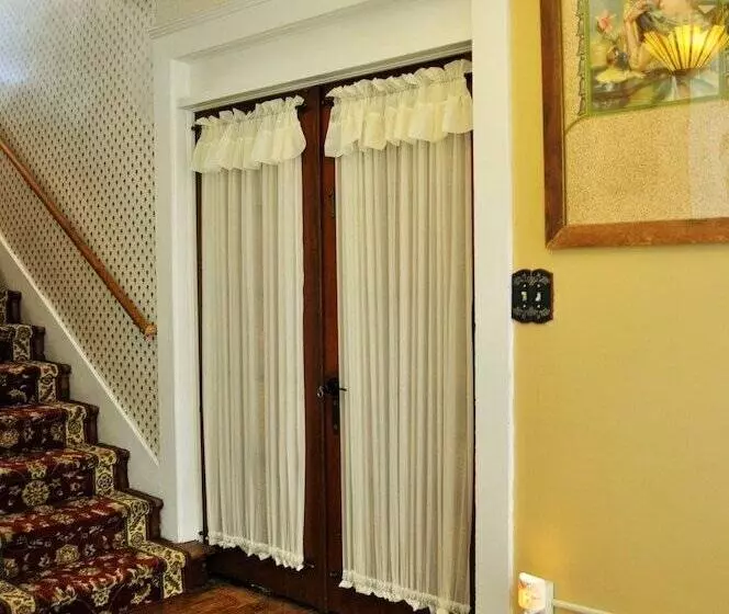 ホテル Victorian Inn & Carriage House