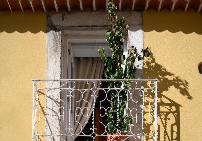 Pensão Alfama Yellow House