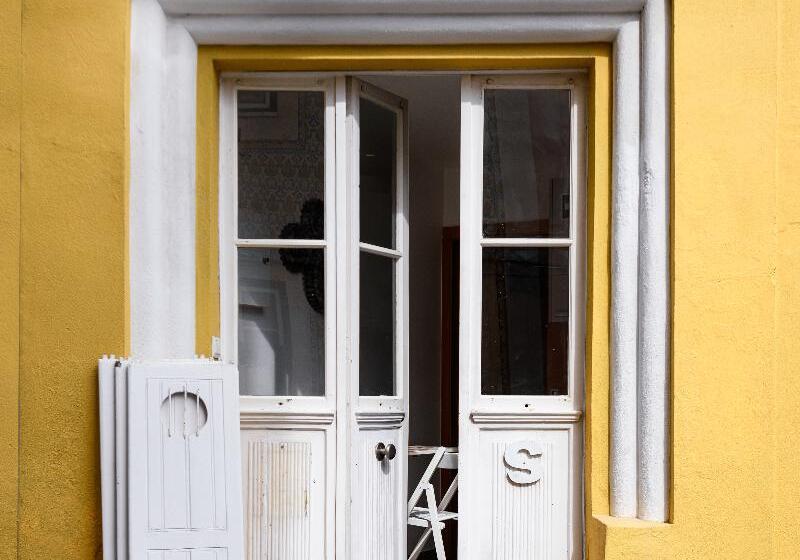 Pensão Alfama Yellow House