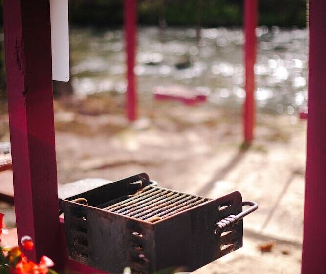 Riverbend Motel & Cabins