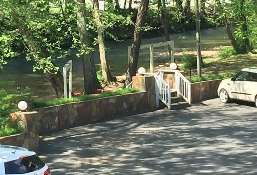 Riverbend Motel & Cabins