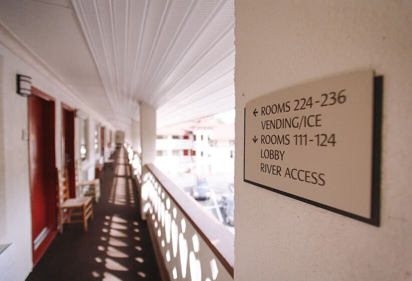 Riverbend Motel & Cabins