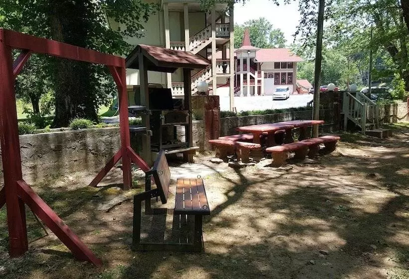 Riverbend Motel & Cabins