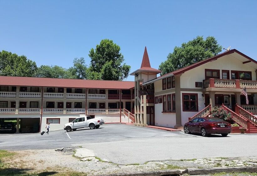 Riverbend Motel & Cabins