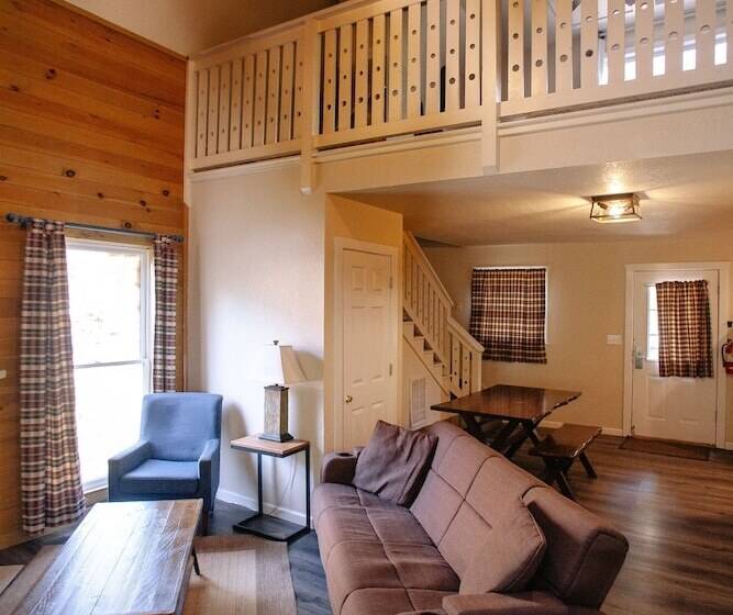 Riverbend Motel & Cabins