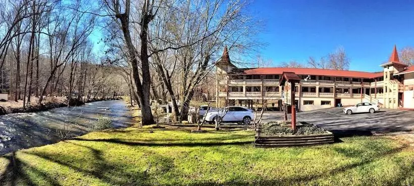 Riverbend Motel & Cabins