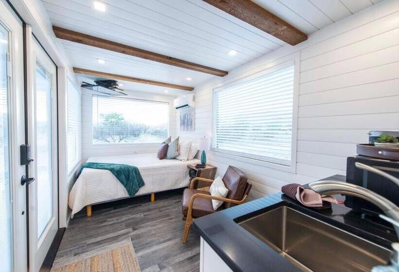 هاستل New The Wild West Cozy Container Home