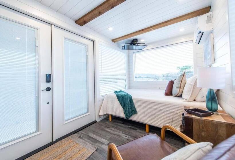 هاستل New The Wild West Cozy Container Home