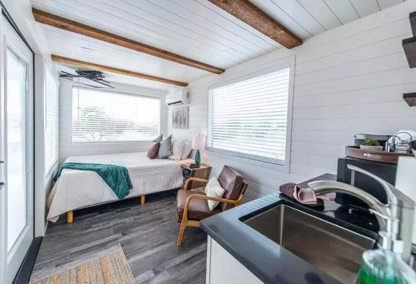 Retkeilymaja New The Wild West Cozy Container Home