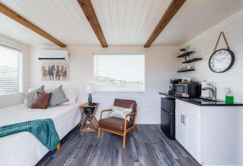 هاستل New The Wild West Cozy Container Home