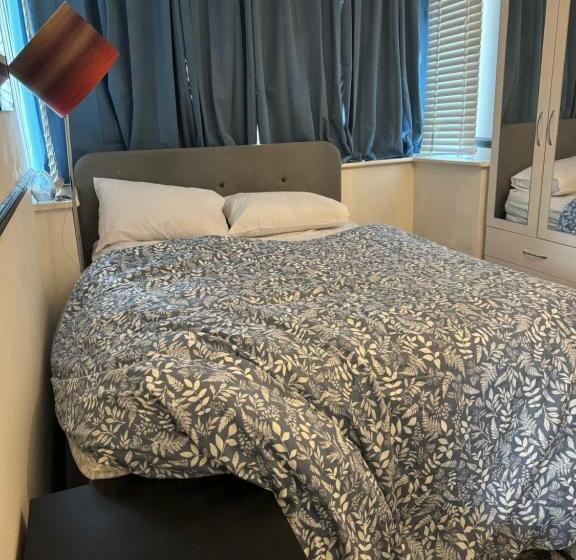 Bed and Breakfast Cozy Room In London