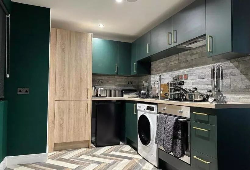 Newark House Premium Apartments With Sofa Beds & Free Parking