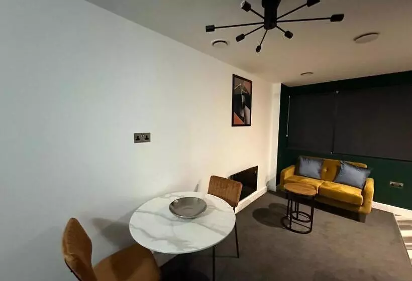 Newark House Premium Apartments With Sofa Beds & Free Parking