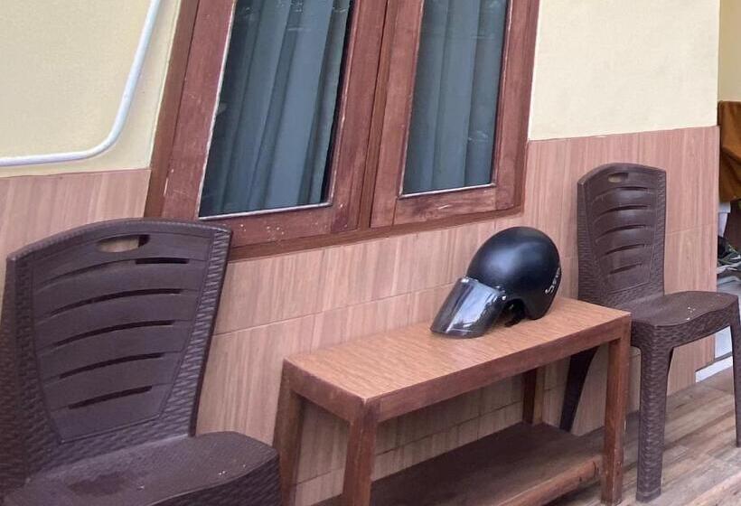 Otel Oyo 93407 Kos Sweta