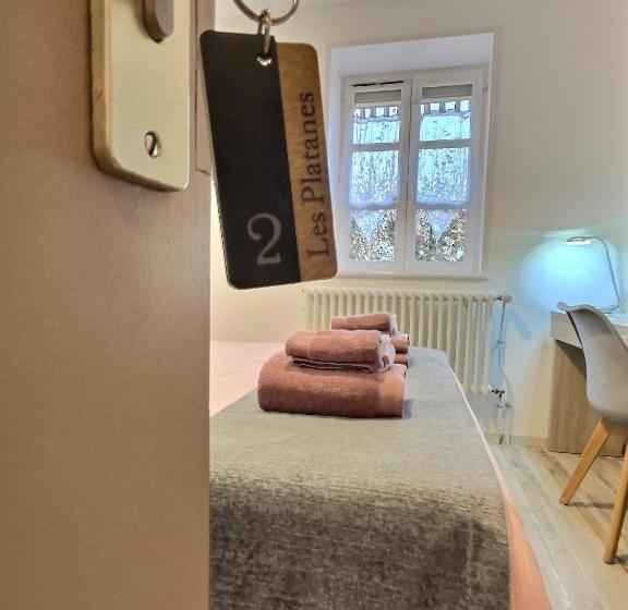 פנסיון Les Platanes De Miss.k Conciergerie