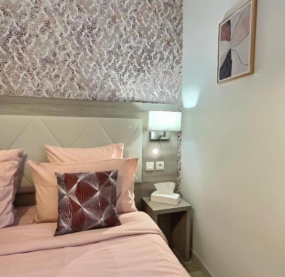 פנסיון Les Platanes De Miss.k Conciergerie