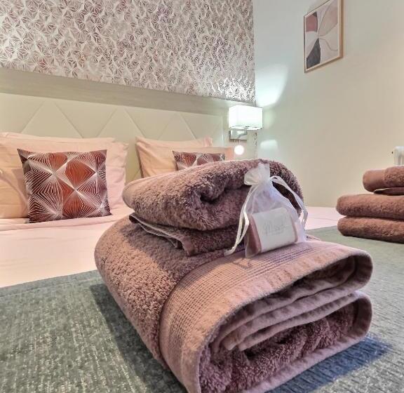 פנסיון Les Platanes De Miss.k Conciergerie