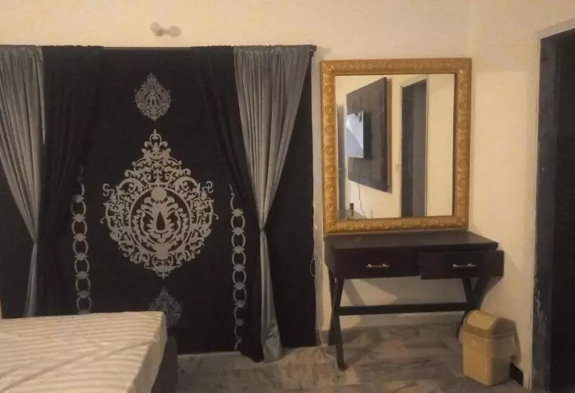 پانسیون Shelton House
